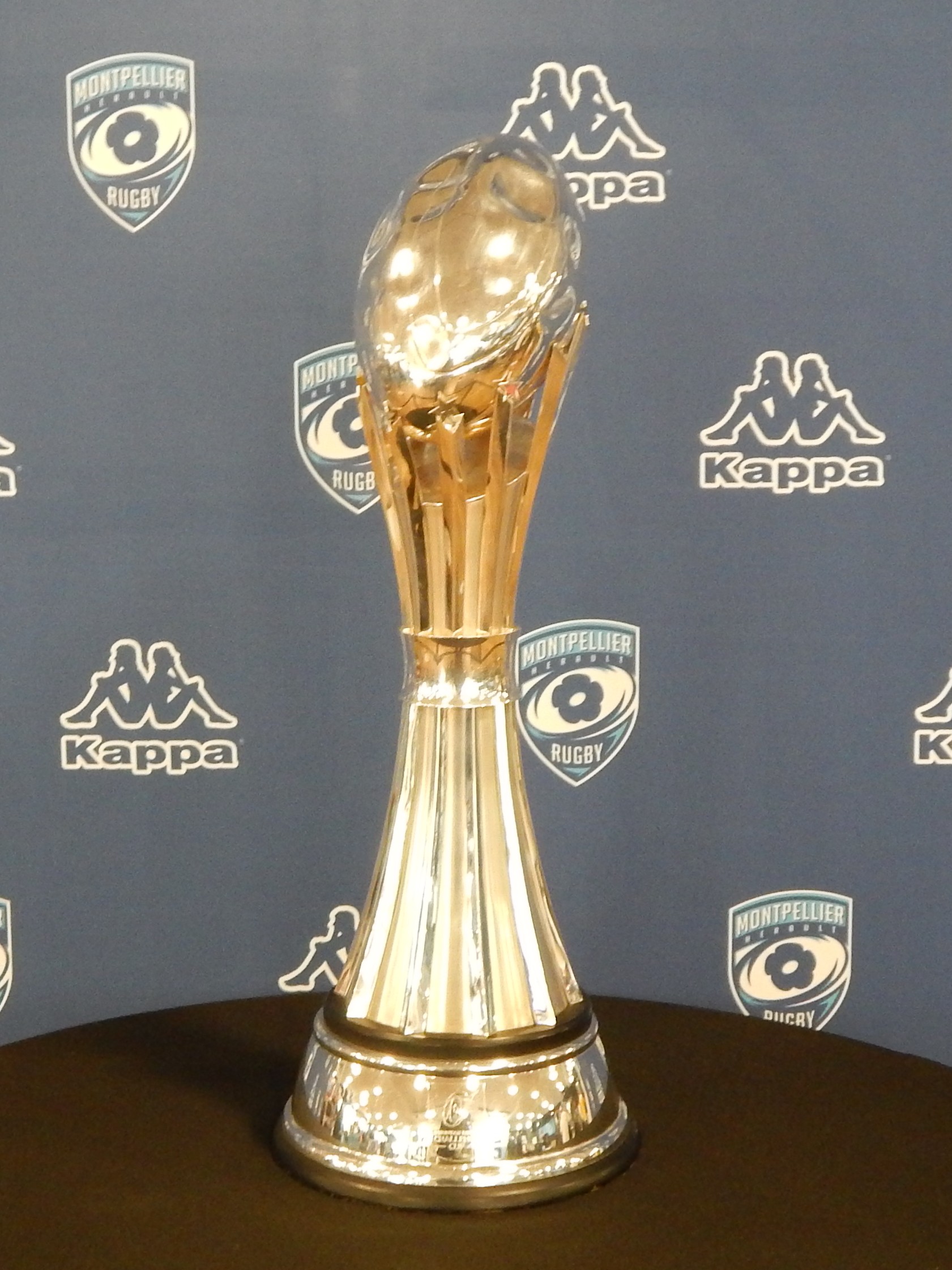 Le trophée de la Challenge Cup exposé à Montpellier en mai 2021.