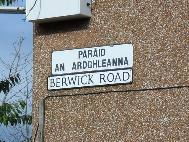 Bilingual English and Irish street signage in Belfast