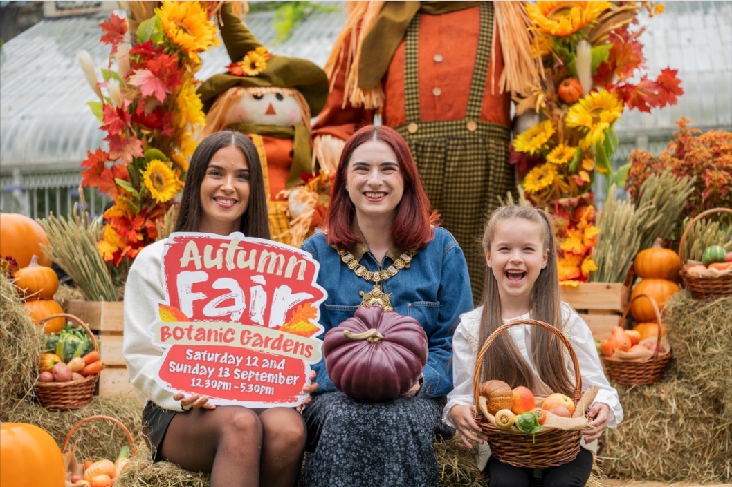 Lord Mayor Róis-Máire Donnelly with Melissa Strain and Posie Horner at the Autumn Fair display in Botanic Gardens
